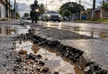 Asfalto cortado, prejuízo depois: lei cobra reparo e garantia de um ano em Porto Velho Reparo de ruas em Porto Velho com remendo afundado, água na pista, motociclista e carros
