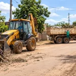 Porto Velho recolhe cerca de 700 toneladas de resíduos nas últimas semanas Caminhão e equipe em ação de limpeza urbana em Porto Velho