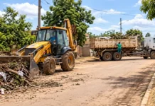 Porto Velho recolhe cerca de 700 toneladas de resíduos nas últimas semanas Caminhão e equipe em ação de limpeza urbana em Porto Velho