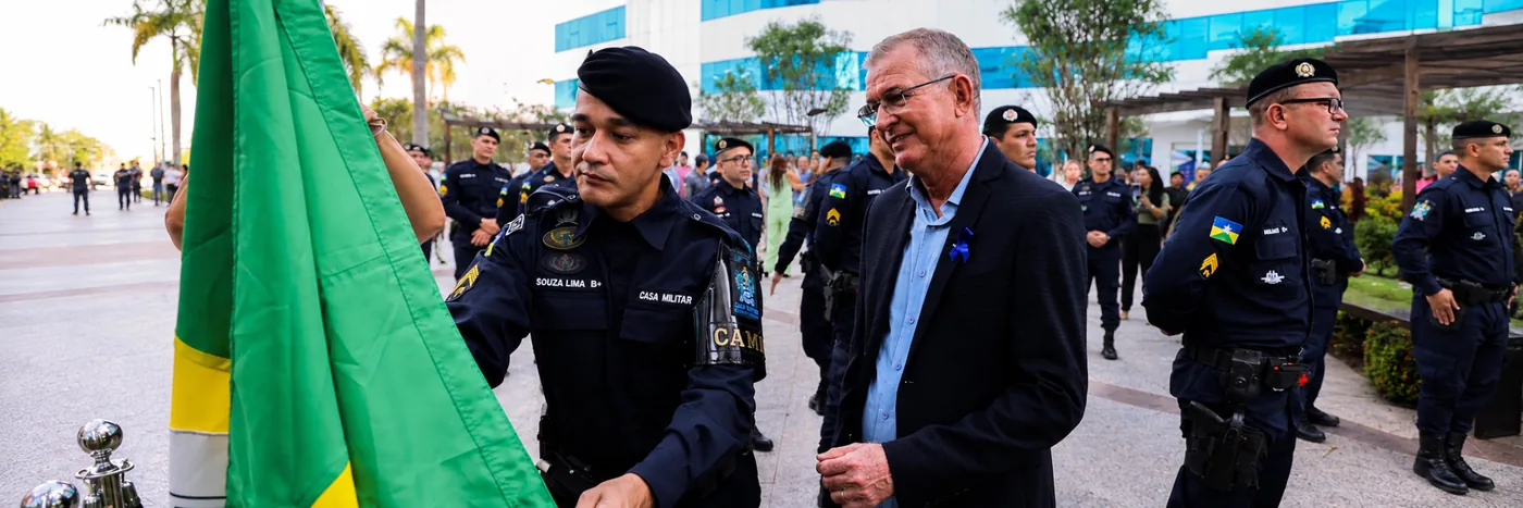 Hasteamento de bandeira durante abertura da Semana da Pátria em Rondônia