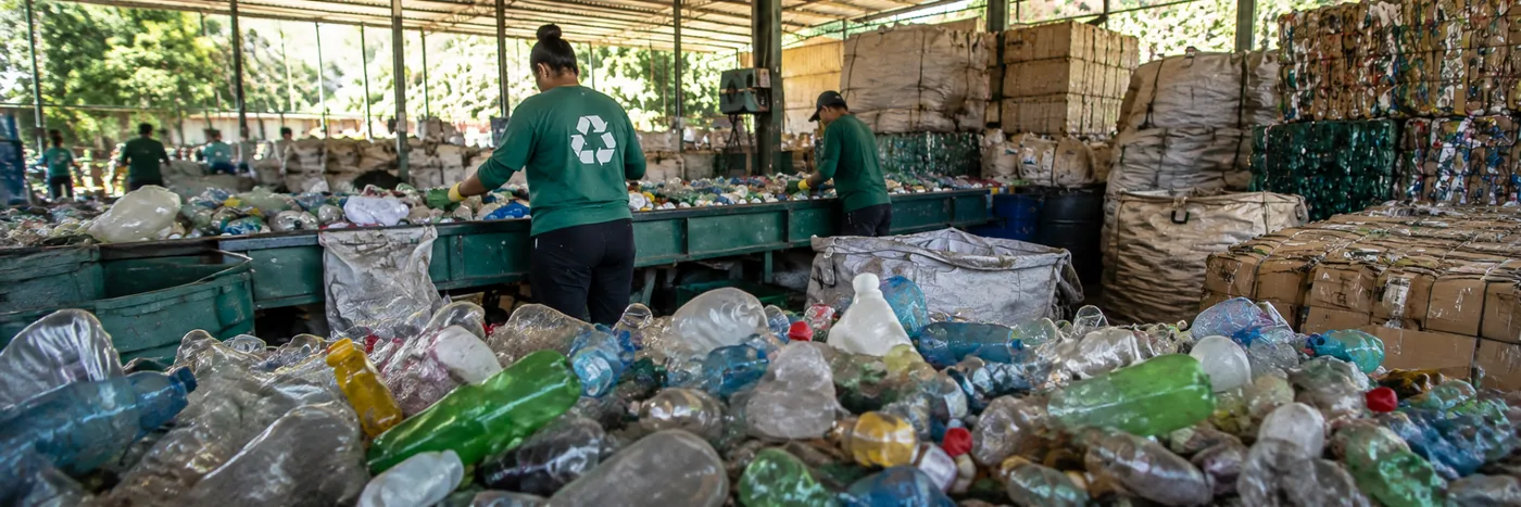 Triagem de materiais recicláveis em área de separação de resíduos