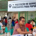 Bom Futuro terá serviços gratuitos neste fim de semana; veja horários Composição ilustrativa de serviços em Bom Futuro, com moradores na entrada de escola e atendimento de saúde.
