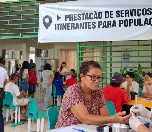 Bom Futuro terá serviços gratuitos neste fim de semana; veja horários Composição ilustrativa de serviços em Bom Futuro, com moradores na entrada de escola e atendimento de saúde.