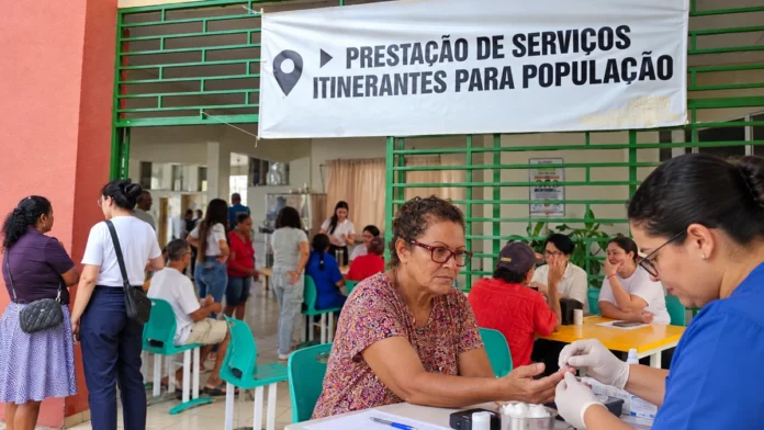 Composição ilustrativa de serviços em Bom Futuro, com moradores na entrada de escola e atendimento de saúde.