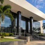 TJRO aprova terceira Vara de Garantias e reúne atribuições da infância em Porto Velho Fachada de edifício público fictício ilustra reorganização de varas judiciais em Porto Velho.
