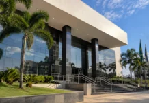 TJRO aprova terceira Vara de Garantias e reúne atribuições da infância em Porto Velho Fachada de edifício público fictício ilustra reorganização de varas judiciais em Porto Velho.