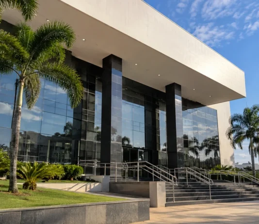 TJRO aprova terceira Vara de Garantias e reúne atribuições da infância em Porto Velho Fachada de edifício público fictício ilustra reorganização de varas judiciais em Porto Velho.