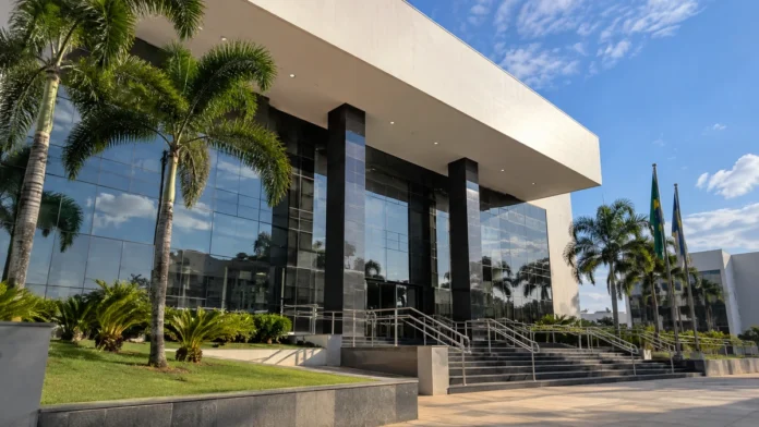 Fachada de edifício público fictício ilustra reorganização de varas judiciais em Porto Velho.