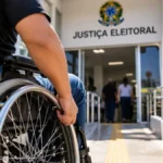 Transporte gratuito para votar em Rondônia pode ser pedido até dia 14 Pessoa em cadeira de rodas acessa local de votação em imagem sobre transporte gratuito para votar em Rondônia