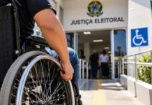 Transporte gratuito para votar em Rondônia pode ser pedido até dia 14 Pessoa em cadeira de rodas acessa local de votação em imagem sobre transporte gratuito para votar em Rondônia