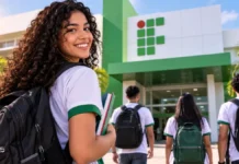 IFRO tem 3.806 vagas para 2027; veja prazos e quem pode concorrer Composição editorial sobre vagas do IFRO para 2027 com estudantes em ambiente educacional.