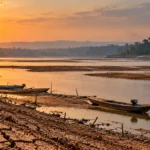 Plano de saúde conecta Rondônia à estratégia nacional de adaptação climática Rio com nível baixo, bancos de areia e barcos durante período de seca