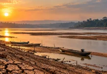 Plano de saúde conecta Rondônia à estratégia nacional de adaptação climática Rio com nível baixo, bancos de areia e barcos durante período de seca