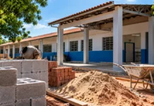 Escola Altenir Tavares terá ampliação administrativa de R$ 326 mil Projetos e materiais escolares ilustram a ampliação da escola Altenir Tavares de Oliveira em Rolim de Moura, sem mostrar a unidade real.