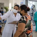 Porto Velho registra 208,8 mil atendimentos de baixa urgência; veja quando buscar UBS ou UPA Imagem ilustrativa sobre atendimentos de urgência em Porto Velho, com profissional de saúde orientando paciente em recepção hospitalar