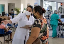 Porto Velho registra 208,8 mil atendimentos de baixa urgência; veja quando buscar UBS ou UPA Imagem ilustrativa sobre atendimentos de urgência em Porto Velho, com profissional de saúde orientando paciente em recepção hospitalar