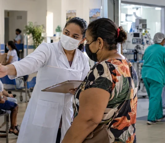 Porto Velho registra 208,8 mil atendimentos de baixa urgência; veja quando buscar UBS ou UPA Imagem ilustrativa sobre atendimentos de urgência em Porto Velho, com profissional de saúde orientando paciente em recepção hospitalar