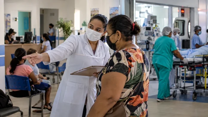 Imagem ilustrativa sobre atendimentos de urgência em Porto Velho, com profissional de saúde orientando paciente em recepção hospitalar