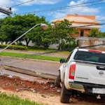 Rondônia registra 115 colisões contra postes em 2026; veja como agir diante de fios caídos Imagem ilustrativa de colisão de veículo contra poste em matéria sobre colisões contra postes em Rondônia