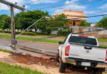 Rondônia registra 115 colisões contra postes em 2026; veja como agir diante de fios caídos Imagem ilustrativa de colisão de veículo contra poste em matéria sobre colisões contra postes em Rondônia