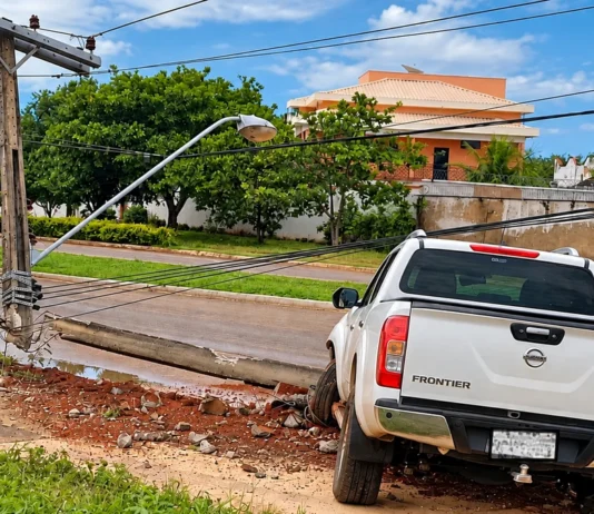 Rondônia registra 115 colisões contra postes em 2026; veja como agir diante de fios caídos Imagem ilustrativa de colisão de veículo contra poste em matéria sobre colisões contra postes em Rondônia
