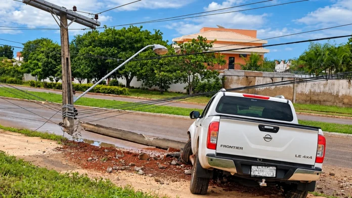 Rondônia registra 115 colisões contra postes em 2026 Imagem ilustrativa de colisão de veículo contra poste em matéria sobre colisões contra postes em Rondônia