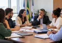 Porto Velho anuncia comitê contra o trabalho infantil; veja como denunciar Comitê contra trabalho infantil ilustrado por reunião de representantes da rede de proteção em Porto Velho.