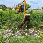 Porto Velho alerta para descarte irregular de lixo com chegada do período chuvoso Descarte irregular de lixo em Porto Velho durante serviço de limpeza de canal