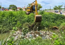 Porto Velho alerta para descarte irregular de lixo com chegada do período chuvoso Descarte irregular de lixo em Porto Velho durante serviço de limpeza de canal
