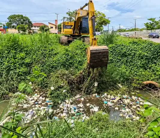 Porto Velho alerta para descarte irregular de lixo com chegada do período chuvoso Descarte irregular de lixo em Porto Velho durante serviço de limpeza de canal