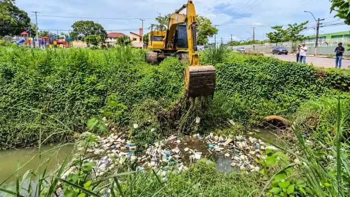 Descarte irregular de lixo em Porto Velho preocupa no período chuvoso Descarte irregular de lixo em Porto Velho durante serviço de limpeza de canal