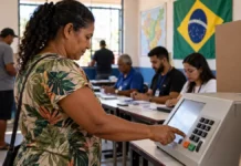 MP Eleitoral reforça regras para o dia da votação em Rondônia Eleitora usando urna eletrônica em composição sobre o dia da votação em Rondônia