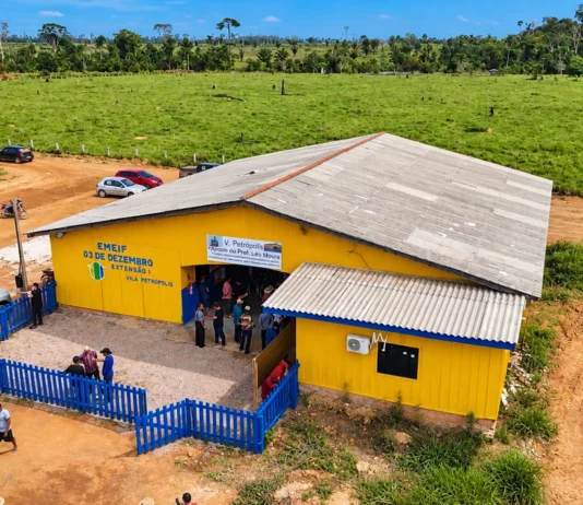 Vila Petrópolis terá escola mais perto de casa após mais de uma década de espera Vista aérea da Escola 03 de Dezembro — Extensão I, em Vila Petrópolis, zona rural de Porto Velho