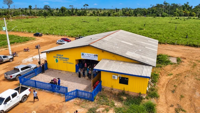 Vista aérea da Escola 03 de Dezembro — Extensão I, em Vila Petrópolis, zona rural de Porto Velho