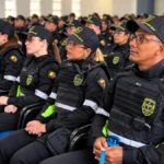 Detran-RO começa a distribuir uniforme com faixas refletivas aos agentes em Rondônia Agentes do Detran-RO usando o novo uniforme durante apresentação em Rondônia