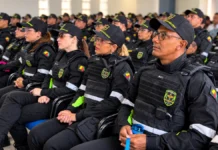 Detran-RO começa a distribuir uniforme com faixas refletivas aos agentes em Rondônia Agentes do Detran-RO usando o novo uniforme durante apresentação em Rondônia