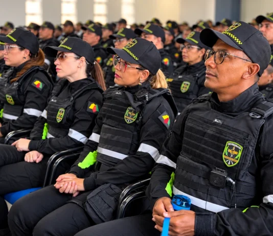 Detran-RO começa a distribuir uniforme com faixas refletivas aos agentes em Rondônia Agentes do Detran-RO usando o novo uniforme durante apresentação em Rondônia