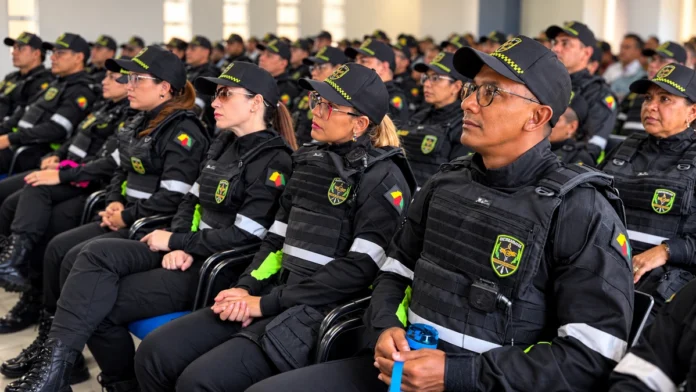 Agentes do Detran-RO usando o novo uniforme durante apresentação em Rondônia