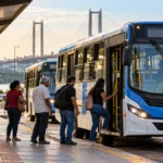 Prefeitura confirma ônibus grátis em Porto Velho no domingo; veja horário ônibus grátis em Porto Velho: composição editorial ilustrativa gerada por IA mostra passageiros embarcando em um coletivo urbano.