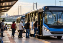 Prefeitura confirma ônibus grátis em Porto Velho no domingo; veja horário ônibus grátis em Porto Velho: composição editorial ilustrativa gerada por IA mostra passageiros embarcando em um coletivo urbano.