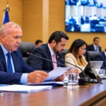 Orçamento de Rondônia para 2027 aguarda parecer sobre R$ 20,44 bilhões Ilustração editorial sobre o orçamento de Rondônia para 2027, com representantes em reunião e documentos sobre a mesa
