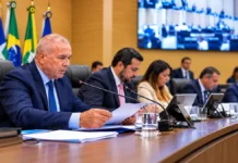 Orçamento de Rondônia para 2027 aguarda parecer sobre R$ 20,44 bilhões Ilustração editorial sobre o orçamento de Rondônia para 2027, com representantes em reunião e documentos sobre a mesa