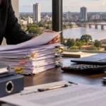 Iphan abre novo pregão de R$ 2,98 milhões em Rondônia Licitação do Iphan ilustrada por documentos administrativos e notebook em ambiente de escritório