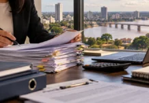 Iphan abre novo pregão de R$ 2,98 milhões em Rondônia Licitação do Iphan ilustrada por documentos administrativos e notebook em ambiente de escritório