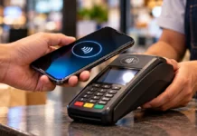Pix por aproximação deixa teto fixo de R$ 500 e passa a seguir limite da conta Pessoa aproxima celular de maquininha para realizar pagamento por NFC