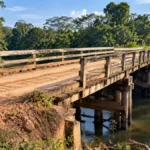 TCE-RO cobra comprovação de avanços na substituição de pontes de madeira Ponte de madeira em rodovia estadual ilustra monitoramento do TCE-RO sobre substituição de estruturas em Rondônia