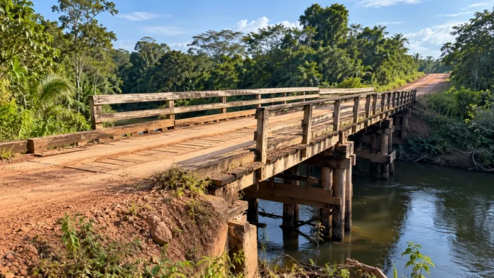Ponte de madeira em rodovia estadual ilustra monitoramento do TCE-RO sobre substituição de estruturas em Rondônia