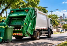 Porto Velho terá três audiências sobre PPP de resíduos sólidos Caminhão de coleta de resíduos e trabalhador da limpeza urbana em via de Porto Velho