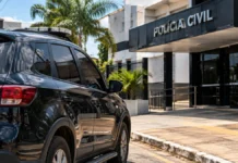 Polícia Civil prende condenado por homicídio foragido desde março em Porto Velho Prisão de condenado por homicídio em Porto Velho ilustrada por veículo policial estacionado diante de unidade urbana