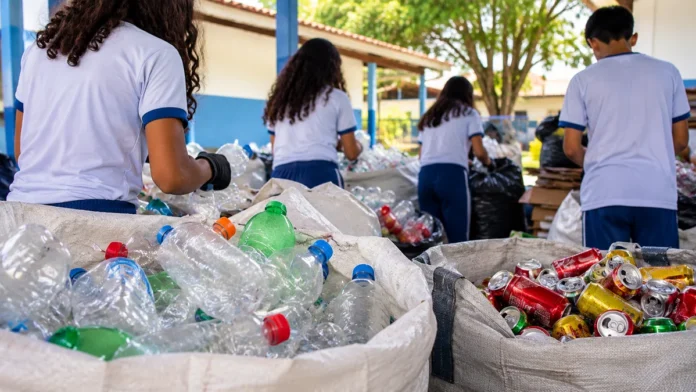 Recicláveis em Porto Velho arrecadados por estudantes durante projeto de educação ambiental